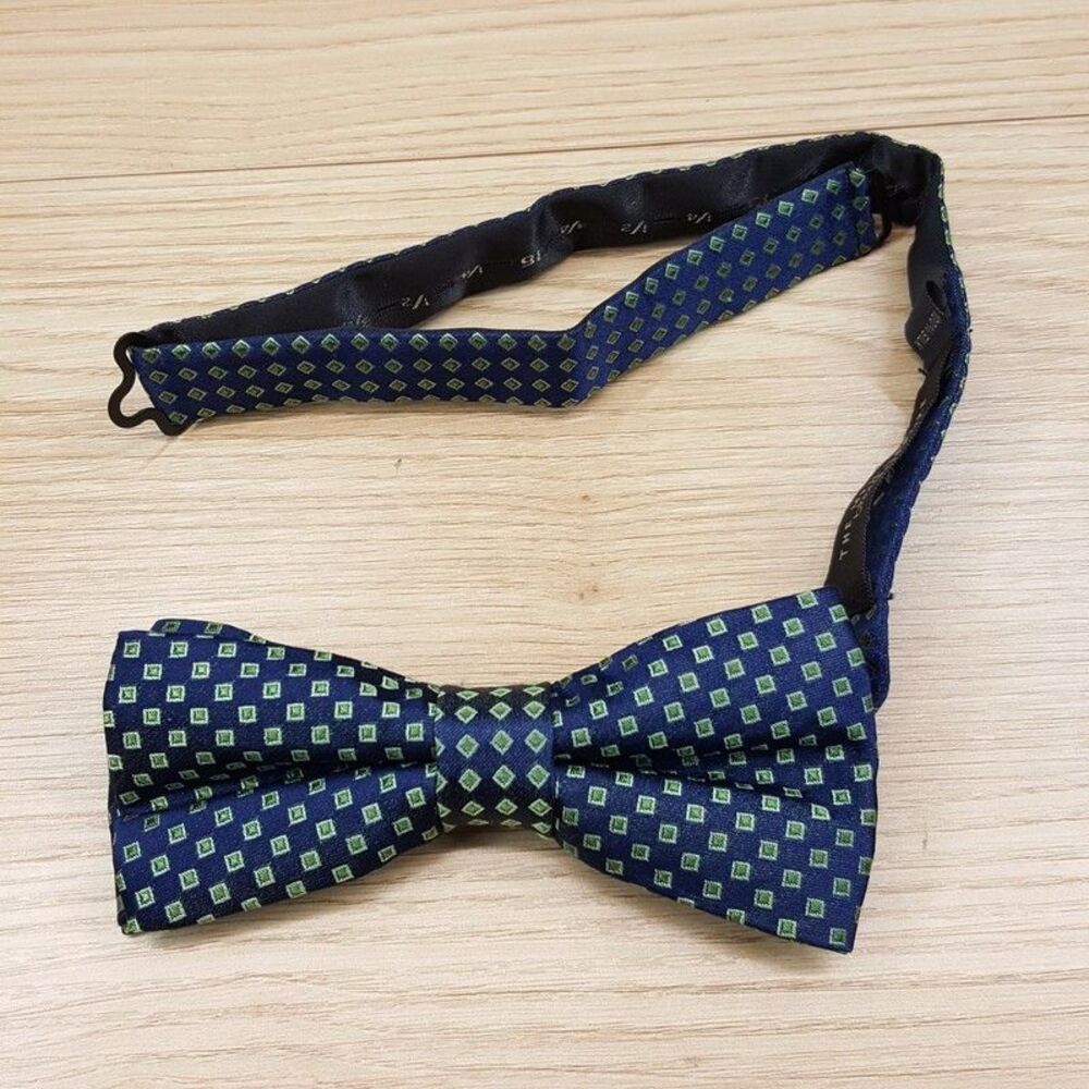 BLOOMINGDALES MENS STORE Bow Tie Navy Blue Green Geo Neat 100% Silk Bowtie